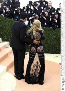 Riccardo Tisci und Madonna bei der Manus x Machina: Fashion in an Age of Technology Costume Institute Gala im Metropolitan Museum of Art. New York, 02.05.2016 Foto:xD.xVanxTinex xFuturexImage