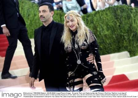 Riccardo Tisci und Madonna bei der Manus x Machina: Fashion in an Age of Technology Costume Institute Gala im Metropolitan Museum of Art. New York, 02.05.2016 Foto:xD.xVanxTinex xFuturexImage