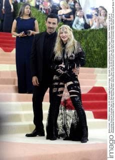 Riccardo Tisci und Madonna bei der Manus x Machina: Fashion in an Age of Technology Costume Institute Gala im Metropolitan Museum of Art. New York, 02.05.2016 Foto:xD.xVanxTinex xFuturexImage