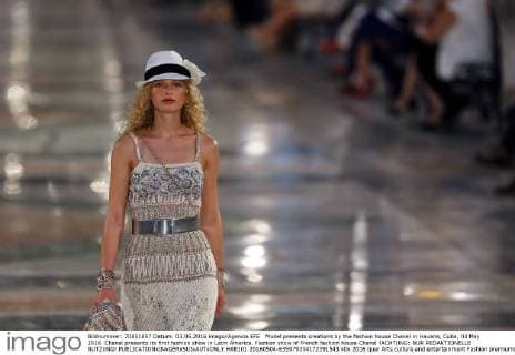 Model presents creations by the fashion house Chanel in Havana, Cuba, 03 May 2016. Chanel presents its first fashion show in Latin America. Fashion show of French fashion house Chanel !ACHTUNG: NUR REDAKTIONELLE NUTZUNG!  HAB101 20160504-635979334172391543