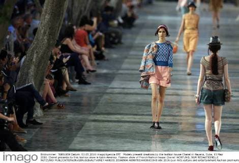 Models present creations by the fashion house Chanel in Havana, Cuba, 03 May 2016. Chanel presents its first fashion show in Latin America. Fashion show of French fashion house Chanel !ACHTUNG: NUR REDAKTIONELLE NUTZUNG!  HAB101 20160504-635979334808403543