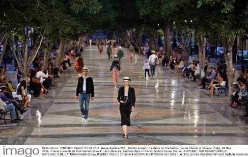 Models present creations by the fashion house Chanel in Havana, Cuba, 03 May 2016. Chanel presents its first fashion show in Latin America. Fashion show of French fashion house Chanel !ACHTUNG: NUR REDAKTIONELLE NUTZUNG!  HAB101 20160504-635979334839759543