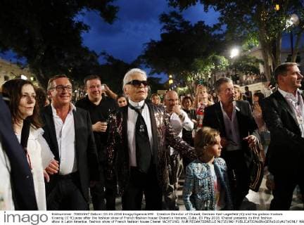 Creative Director of Chanel, German Karl Lagerfeld (C) and his godson Hudson Kroenig (C-R) pose after the fashion show of French fashion house Chanel in Havana, Cuba, 03 May 2016. Chanel presents its first fashion show in Latin America. Fashion show of French fashion house Chanel !ACHTUNG: NUR REDAKTIONELLE NUTZUNG!  HAB101 20160504-635979343622559543