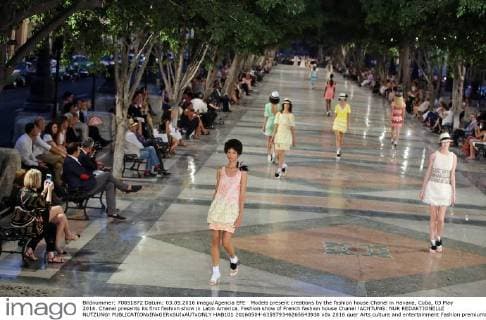 Models present creations by the fashion house Chanel in Havana, Cuba, 03 May 2016. Chanel presents its first fashion show in Latin America. Fashion show of French fashion house Chanel !ACHTUNG: NUR REDAKTIONELLE NUTZUNG!  HAB101 20160504-635979346265643938