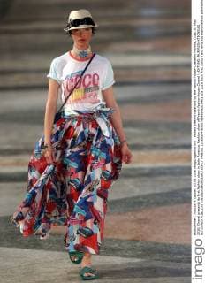 Models present creations by the fashion house Chanel in Havana, Cuba, 03 May 2016. Chanel presents its first fashion show in Latin America. Fashion show of French fashion house Chanel !ACHTUNG: NUR REDAKTIONELLE NUTZUNG!  HAB101 20160504-635979346906315403