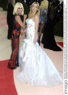 Donatella Versace und Kate Hudson bei der Manus x Machina: Fashion in an Age of Technology Costume Institute Gala im Metropolitan Museum of Art. New York, 02.05.2016 Foto:xD.xVanxTinex xFuturexImage