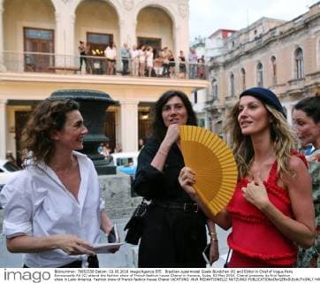 Brazilian supermodel Gisele Bündchen (R) and Editor in Chief of Vogue Paris Emmanuelle Alt (C) attend the fashion show of French fashion house Chanel in Havana, Cuba, 03 May 2016. Chanel presents its first fashion show in Latin America. Fashion show of French fashion house Chanel !ACHTUNG: NUR REDAKTIONELLE NUTZUNG!  HAB101 20160504-635979364972253695
