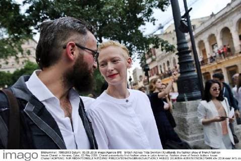 British Actress Tilda Swinton (R) attends the fashion show of French fashion house Chanel in Havana, Cuba, 03 May 2016. Chanel presents its first fashion show in Latin America. Fashion show of French fashion house Chanel !ACHTUNG: NUR REDAKTIONELLE NUTZUNG!  HAB101 20160504-635979375236273695