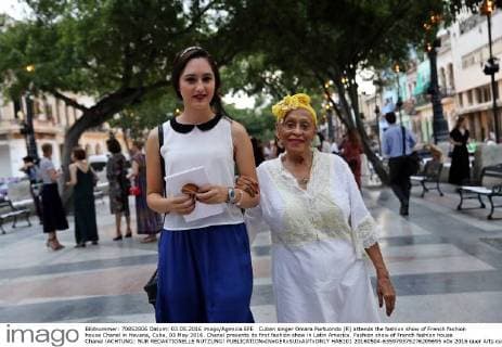 Cuban singer Omara Portuondo (R) attends the fashion show of French fashion house Chanel in Havana, Cuba, 03 May 2016. Chanel presents its first fashion show in Latin America. Fashion show of French fashion house Chanel !ACHTUNG: NUR REDAKTIONELLE NUTZUNG!  HAB101 20160504-635979375276209695