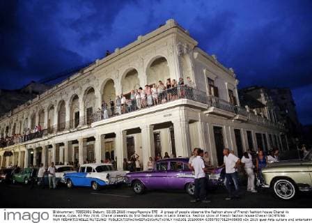 A group of people observe the fashion show of French fashion house Chanel in Havana, Cuba, 03 May 2016. Chanel presents its first fashion show in Latin America. Fashion show of French fashion house Chanel !ACHTUNG: NUR REDAKTIONELLE NUTZUNG!  HAB101 20160504-635979379129409695