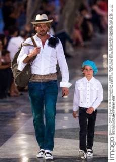 (160504) -- HAVANA, May 3, 2016 -- Models debut Karl Lagerfeld s Cruise line for Chanel at the Paseo del Prado street in Havana, Cuba, May 3, 2016. )(dh) CUBA-HAVANA-CHANEL CRUISE LiuxBin 