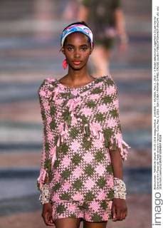 (160504) -- HAVANA, May 3, 2016 -- A Model debuts Karl Lagerfeld s Cruise line for Chanel at the Paseo del Prado street in Havana, Cuba, May 3, 2016. )(dh) CUBA-HAVANA-CHANEL CRUISE LiuxBin 