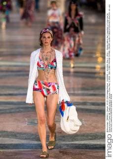 (160504) -- HAVANA, May 3, 2016 -- Models debut Karl Lagerfeld s Cruise line for Chanel at the Paseo del Prado street in Havana, Cuba, May 3, 2016. )(dh) CUBA-HAVANA-CHANEL CRUISE LiuxBin 