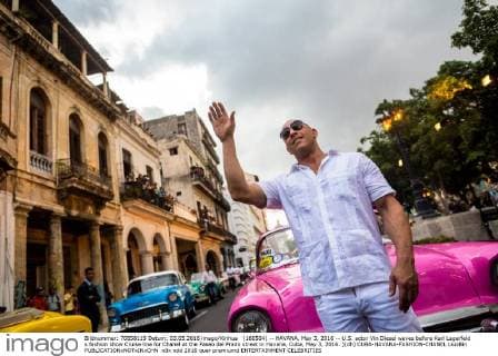(160504) -- HAVANA, May 3, 2016 -- U.S. actor Vin Diesel waves before Karl Lagerfeld s fashion show Cruise line for Chanel at the Paseo del Prado street in Havana, Cuba, May 3, 2016. )(dh) CUBA-HAVANA-FASHION-CHANEL LiuxBin 