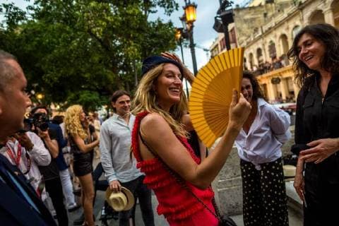 (160504) -- HAVANA, May 3, 2016 -- Brazilian top model Gisele Bundchen (C) chats with friends before Karl Lagerfeld s fashion show Cruise line for Chanel at the Paseo del Prado street in Havana, Cuba, May 3, 2016. )(dh) CUBA-HAVANA-FASHION-CHANEL LiuxBin 