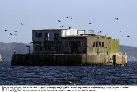 Entmagnetisierungsstation Lauterbach Die Entmagnetisierungsstation liegt jetzt verlassen und verwuestet im Ruegischen Bodden . Mit Hilfe von 9 m unter der Wasseroberflaeche liegenden Kabelschleifen wurden die Eigen-Magnetfelder von Schiffen gemessen und danach das Schiffsfeld zerstoert .