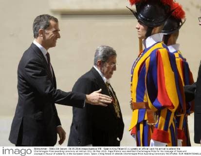 Spain s King Felipe VI (L) greets an official upon his arrival to attend the Charlemagne Prize awarding ceremony at Vatican City, 06 May 2016. Pope Francis was awarded Charlemagne Prize for his message of hope and courage in favour of solidarity in the European Union. Spain s King Felipe VI attends Charlemagne Prize Awarding Ceremony !ACHTUNG: NUR REDAKTIONELLE NUTZUNG!  20160506-635981361744541894