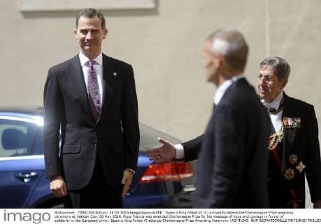 Spain s King Felipe VI (L) arrives to attend the Charlemagne Prize awarding ceremony at Vatican City, 06 May 2016. Pope Francis was awarded Charlemagne Prize for his message of hope and courage in favour of solidarity in the European Union. Spain s King Felipe VI attends Charlemagne Prize Awarding Ceremony !ACHTUNG: NUR REDAKTIONELLE NUTZUNG!  20160506-635981362411888504