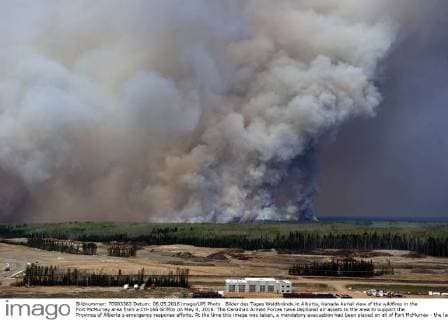 Bilder des Tages Waldbrände in Alberta, Kanada Aerial view of the wildfires in the Fort McMurray area from a CH-146 Griffon on May 4, 2016. The Canadian Armed Forces have deployed air assets to the area to support the Province of Alberta s emergency response efforts. At the time this image was taken, a mandatory evacuation had been placed on all of Fort McMurray - the largest evacuation on record in Canada. The fire had burned through nearly 77 square kilometers, razing neighborhoods across the city.  WAX2016050602 MCplxVanPutten