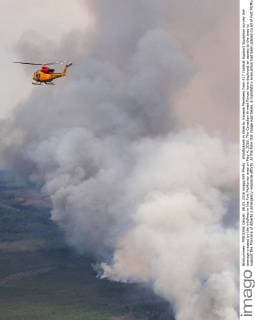 Waldbrände in Alberta, Kanada Members from 417 Combat Support Squadron survey the damage created by the wildfires in the Fort McMurray area on May 4, 2016. The Canadian Armed Forces have deployed air assets to the area to support the Province of Alberta s emergency response efforts. At the time this image was taken, a mandatory evacuation had been placed on all of Fort McMurray - the largest evacuation on record in Canada. The fire had burned through nearly 77 square kilometers, razing neighborhoods across the city.  WAX2016050605 MCplxVanPutten