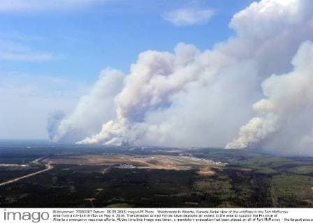Waldbrände in Alberta, Kanada Aerial view of the wildfires in the Fort McMurray area from a CH-146 Griffon on May 4, 2016. The Canadian Armed Forces have deployed air assets to the area to support the Province of Alberta s emergency response efforts. At the time this image was taken, a mandatory evacuation had been placed on all of Fort McMurray - the largest evacuation on record in Canada. The fire had burned through nearly 77 square kilometers, razing neighborhoods across the city.  WAX2016050606 MCplxVanPutten