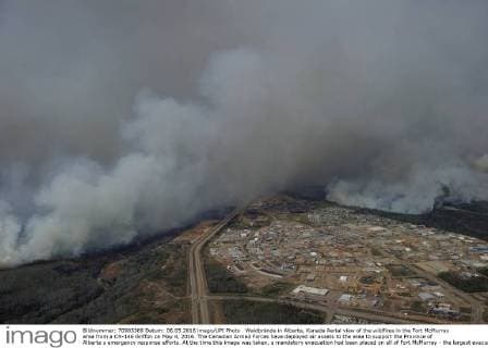 Waldbrände in Alberta, Kanada Aerial view of the wildfires in the Fort McMurray area from a CH-146 Griffon on May 4, 2016. The Canadian Armed Forces have deployed air assets to the area to support the Province of Alberta s emergency response efforts. At the time this image was taken, a mandatory evacuation had been placed on all of Fort McMurray - the largest evacuation on record in Canada. The fire had burned through nearly 77 square kilometers, razing neighborhoods across the city.  WAX2016050608 MCplxVanPutten