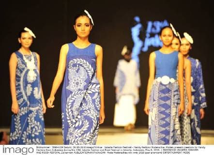 Jakarta Fashion Festival - Handy Hartono Modenschau Models present creations by Handy Hartono from Indonesia during the 13th Jakarta Fashion and Food Festival in Jakarta, Indonesia, May 6, 2016. ) INDONESIA-JAKARTA-FASHION AND FOOD-FESTIVAL Zulkarnain 