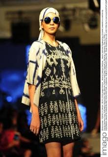 Jakarta Fashion Festival - Handy Hartono Modenschau A model presents a creation by Handy Hartono from Indonesia during the 13th Jakarta Fashion and Food Festival in Jakarta, Indonesia, May 6, 2016. ) INDONESIA-JAKARTA-FASHION AND FOOD-FESTIVAL Zulkarnain 