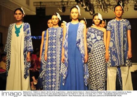 Jakarta Fashion Festival - Handy Hartono Modenschau Models present creations by Handy Hartono from Indonesia during the 13th Jakarta Fashion and Food Festival in Jakarta, Indonesia, May 6, 2016. ) INDONESIA-JAKARTA-FASHION AND FOOD-FESTIVAL Zulkarnain 