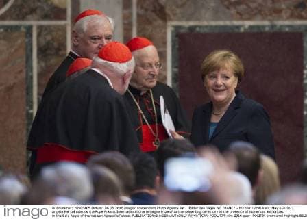 Bilder des Tages NO FRANCE - NO SWITZERLAND: May 6 2016 : Angela Merkel attends the Pope Francis International Charlemagne Prize of Aachen awarding ceremony in the presence of numerous authorities, in the Sala Regia of the Vatican Apostolic Palace.  Â©VATICAN-POOL CPP