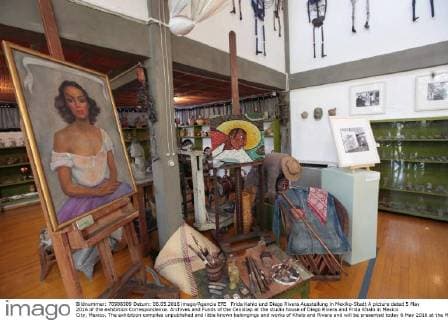 Frida Kahlo und Diego Rivera Ausstellung in Mexiko-Stadt A picture dated 5 May 2016 of the exhibition Correspondence. Archives and Funds of the Cenidiap at the studio house of Diego Rivera and Frida Khalo in Mexico City, Mexico. The exhibition compiles unpublished and little known belongings and works of Khalo and Rivera and will be presented today 6 May 2016 at the Museum Studio House of Diego Rivera and Frida Khalo. EFE Sashenka Gutierrez UNPUBLISHED DOCUMENTS GIVE LIFE TO DIEGO RIVERA AND FRIDA KAHALO S STUDIO !ACHTUNG: NUR REDAKTIONELLE NUTZUNG!  MEX001 20160506-635981621261919805