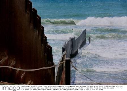 Eindrücke vom Grenzzaun zwischen den USA und Mexiko in San Ysidro Apr 30, 2016 - San Ysidro, California, U.S. - View of he U.S.-Mexico border fence on Saturday, April 30, 2016 at Friendship Park in San Ysidro. San Ysidro U.S. - ZUMAh21_