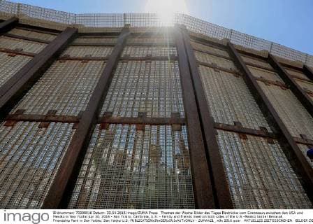 Themen der Woche Bilder des Tages Eindrücke vom Grenzzaun zwischen den USA und Mexiko in San Ysidro Apr 30, 2016 - San Ysidro, California, U.S. - Family and friends meet on both sides of the U.S.-Mexico border fence at Friendship Park in San Ysidro. San Ysidro U.S. - ZUMAh21_
