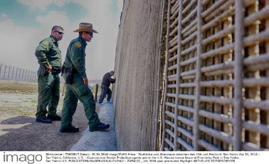 Eindrücke vom Grenzzaun zwischen den USA und Mexiko in San Ysidro Apr 30, 2016 - San Ysidro, California, U.S. - Customs and Border Protection agents patrol the U.S.-Mexico border fence at Friendship Park in San Ysidro. San Ysidro U.S. - ZUMAh21_