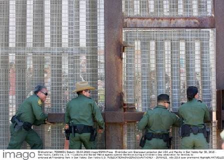 Eindrücke vom Grenzzaun zwischen den USA und Mexiko in San Ysidro Apr 30, 2016 - San Ysidro, California, U.S. - Customs and Border Patrol agents opened the fence during a Children s Day celebration for families to embrace at Friendship Park in San Ysidro. San Ysidro U.S. - ZUMAh21_