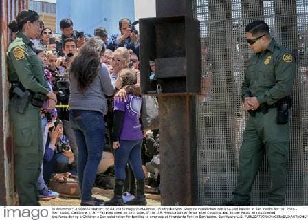 Eindrücke vom Grenzzaun zwischen den USA und Mexiko in San Ysidro Apr 30, 2016 - San Ysidro, California, U.S. - Families meet on both sides of the U.S.-Mexico border fence after Customs and Border Patrol agents opened the fence during a Children s Day celebration for families to embrace at Friendship Park in San Ysidro. San Ysidro U.S. - ZUMAh21_