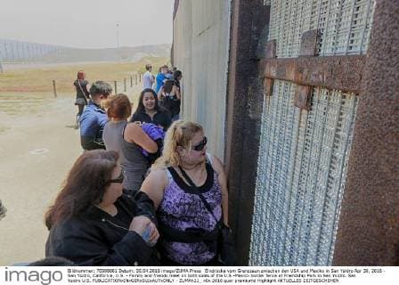 Eindrücke vom Grenzzaun zwischen den USA und Mexiko in San Ysidro Apr 30, 2016 - San Ysidro, California, U.S. - Family and friends meet on both sides of the U.S.-Mexico border fence at Friendship Park in San Ysidro. San Ysidro U.S. - ZUMAh21_