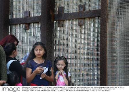Eindrücke vom Grenzzaun zwischen den USA und Mexiko in San Ysidro Apr 30, 2016 - San Ysidro, California, U.S. - Family and friends meet on both sides of the U.S.-Mexico border fence at Friendship Park in San Ysidro. San Ysidro U.S. - ZUMAh21_