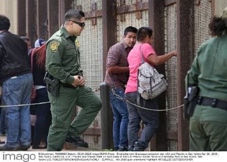 Eindrücke vom Grenzzaun zwischen den USA und Mexiko in San Ysidro Apr 30, 2016 - San Ysidro, California, U.S. - Family and friends meet on both sides of the U.S.-Mexico border fence at Friendship Park in San Ysidro. San Ysidro U.S. - ZUMAh21_
