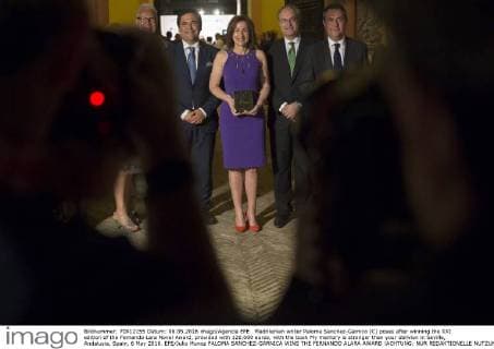 Madrilenian writer Paloma Sanchez-Garnico (C) poses after winning the XXI edition of the Fernando Lara Novel Award, provided with 120,000 euros, with the book My memory is stronger than your oblivion in Seville, Andalusia, Spain, 6 May 2016. EFE Julio Munoz PALOMA SANCHEZ-GARNICA WINS THE FERNANDO ALARA AWARD !ACHTUNG: NUR REDAKTIONELLE NUTZUNG!  SEV001 20160507-635981778936162253