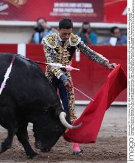 Spanish matador Paco Urena with his second bulls of the afternoon Apostador (524 kilograms) during the National Fair San Marcos in Aguascalientes, Mexico, 06 May 2016. National Fair San Marcos in Aguascalientes !ACHTUNG: NUR REDAKTIONELLE NUTZUNG!  MEX30 20160507-635981949103285078