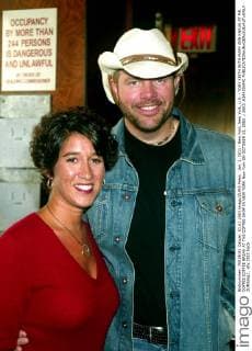 Jan. 1, 2011 - New York, New York, U.S. - TOBY KEITH WITH MARY ANN KNAUS AT MR. COFFEE COFFEE BREAK AT THE COFFEE SHOP IN NEW YORK New York ON OCTOBER 15, 2003. 2003..K34430HMC - ZUMAmg1_