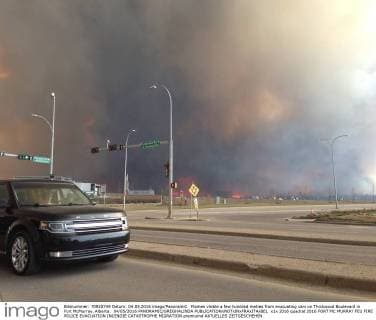 Flames visible a few hundred metres from evacuating cars on Thickwood Boulevard in Fort McMurray, Alberta. 04 05 2016 PANORAMIC GREGHALINDA 