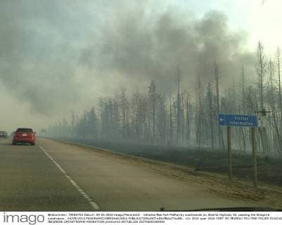 Vehicles flee Fort McMurray southwards on Alberta Highway 63, passing the Gregoire subdivision. 04 05 2016 PANORAMIC GREGHALINDA 