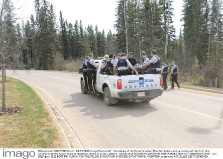 Constables of the Royal Canadian Mounted Police catch a communal ride from their parking lot to the Anzac evacuee reception centre in Anzac, Alberta. 04 05 2016 PANORAMIC GREGHALINDA 