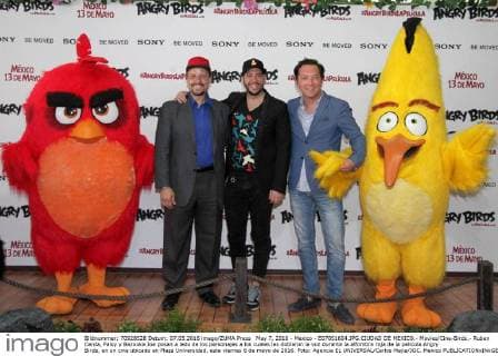 May 7, 2016 - Mexico - E07051604.JPG.CIUDAD DE MEXICO.- Movies Cine-Birds.- Ruben Cerda, Faisy y Bazooka Joe posan a lado de los personajes a los cuales les doblaron la voz durante la alfombra roja de la pelicula Angry Birds, en un cine ubicado en Plaza Universidad, este viernes 6 de mayo de 2016. Foto: Agencia EL UNIVERSAL Carlos Mejia JGC. Mexico  - ZUMAu78_