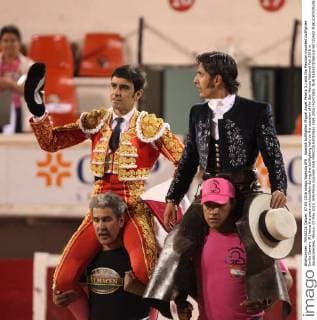 Spanish bullfighter Miguel Angel Perera (L) and the Mexican mounted bullfighter Emilio Gamero (R) leave the place on shoulders during the bullfighting held on the ocassion of the San Marcos National Fair 2016 in Aguascalientes, Mexico, 07 May 2016. EFE Mario Guzmán SAN MARCOS NATIONAL FAIR 2016 !ACHTUNG: NUR REDAKTIONELLE NUTZUNG!  MEX50 20160508-635982844205627657