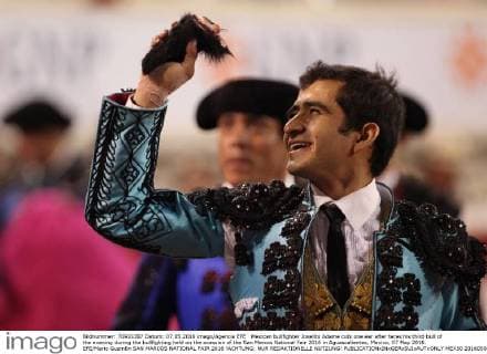 Mexican bullfighter Joselito Adame cuts one ear after faces his third bull of the evening during the bullfighting held on the ocassion of the San Marcos National Fair 2016 in Aguascalientes, Mexico, 07 May 2016. EFE Mario Guzmán SAN MARCOS NATIONAL FAIR 2016 !ACHTUNG: NUR REDAKTIONELLE NUTZUNG!  MEX50 20160508-635982852393428702
