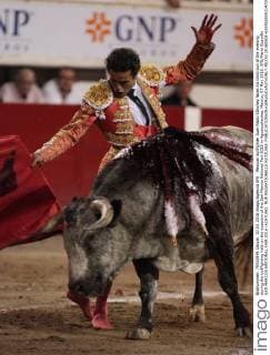 Mexican bullfighter Juan Pablo Sánchez faces his third bull of the evening during the bullfighting held on the ocassion of the San Marcos National Fair 2016 in Aguascalientes, Mexico, 07 May 2016. EFE Mario Guzmán SAN MARCOS NATIONAL FAIR 2016 !ACHTUNG: NUR REDAKTIONELLE NUTZUNG!  MEX50 20160508-635982858314720702