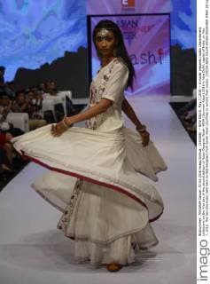 (160508) -- NEW DELHI, May 7, 2016 -- A model presents Indian characteristic collections on the first day of the second edition of Asian Designer Week (ADW) Summer Resort 2016 in New Delhi, capital of India, on May 7, 2016. The two-day event held here invited designers from seven Asian countries to exhibit their works. ) INDIA-NEW DELHI-ASIAN DESIGNER WEEK Stringer 